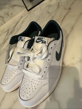 Nike Low-Top Sneakers in White and green